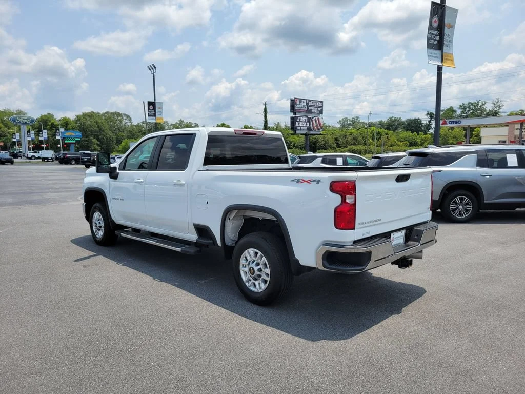 Used 2025 Summit White Chevrolet LT image 4