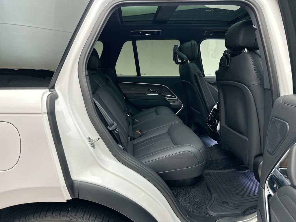 New 2026 Ostuni Pearl White Land Rover SE image 7