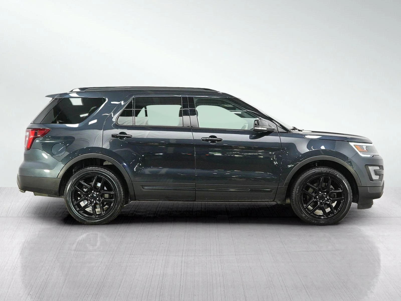 Used 2017 Quartz Metallic Ford Sport image 6