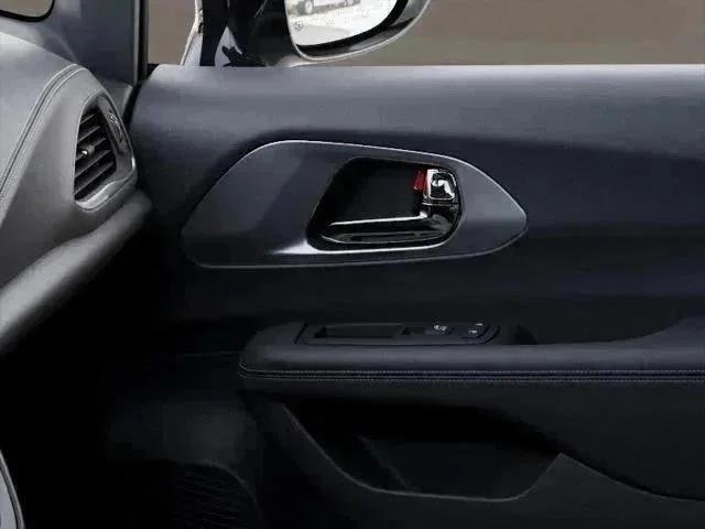 New 2026 Diamond Black Crystal Pearl-Coat Exterior Paint Chrysler Select image 52