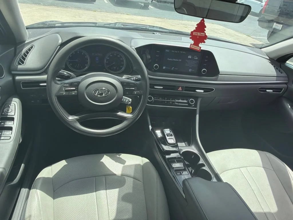 Used 2020 Black Hyundai SE image 11