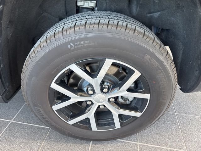 Used 2025 Metallic Jeep Limited image 6
