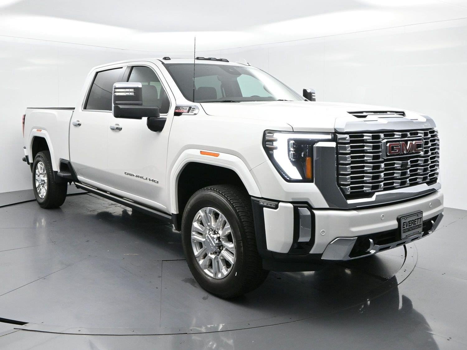 Used 2025 White Frost Tricoat GMC Denali image 2