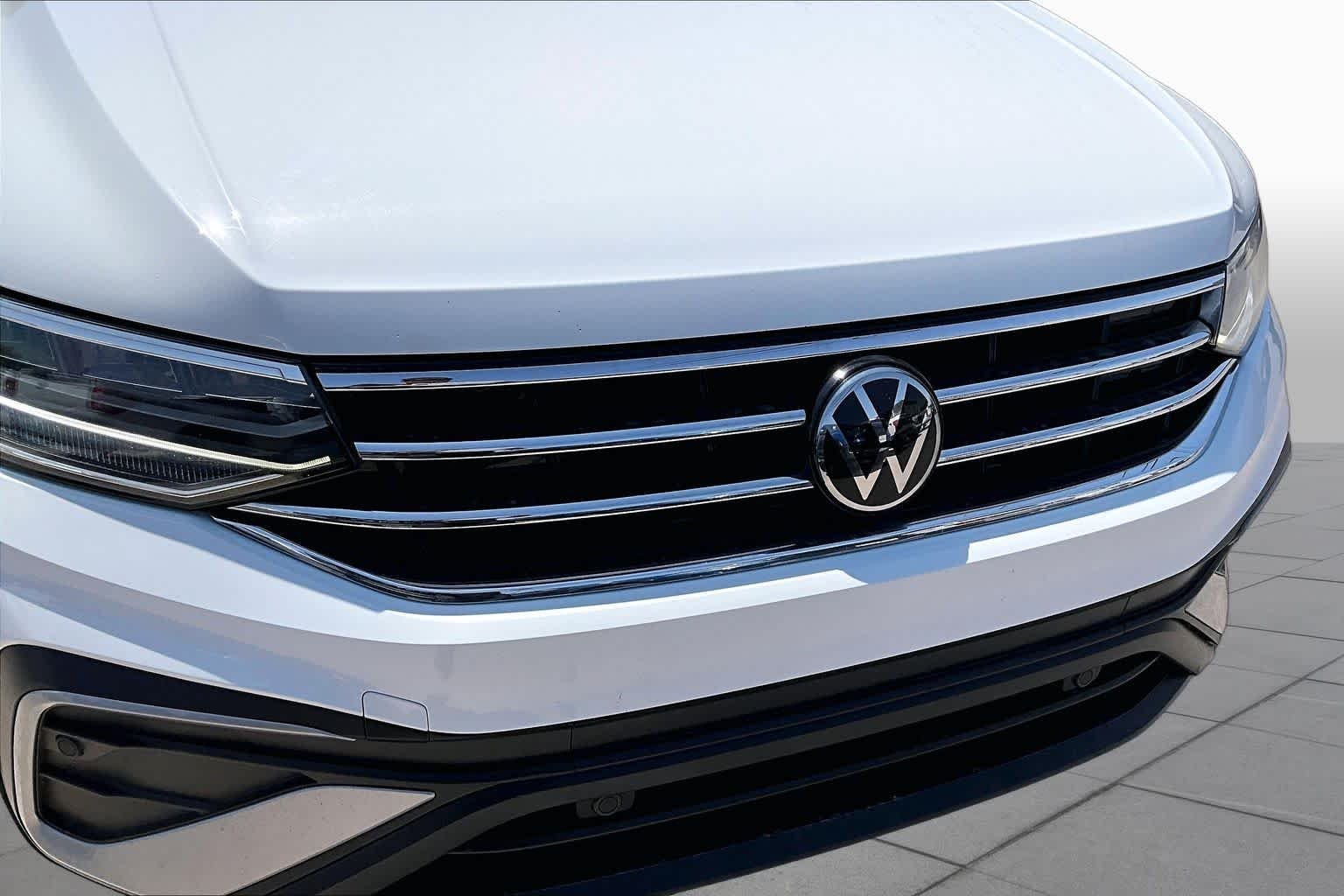 Used 2024 Pure White Volkswagen SE image 28