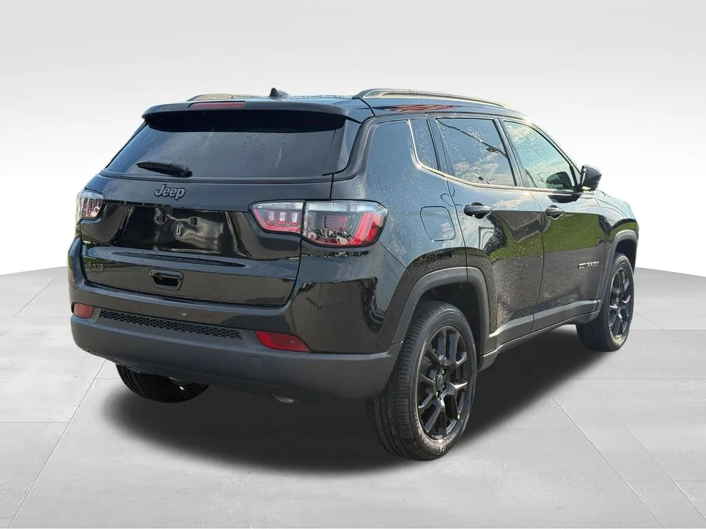 New 2026 Diamond Black Crystal Pearl-Coat Exterior Paint Jeep Latitude image 5