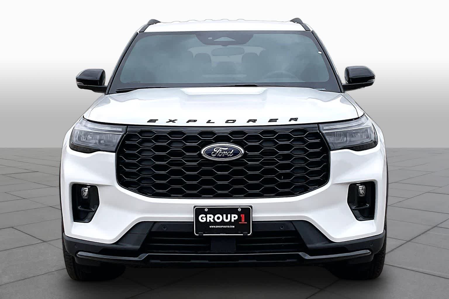 New 2026 Star White Metallic Tri-Coat Ford ST-Line image 3