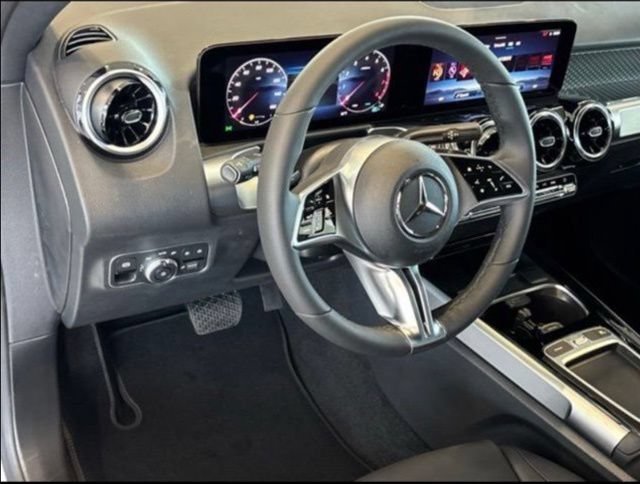 New 2026 Polar White Mercedes-Benz GLB 250 image 40