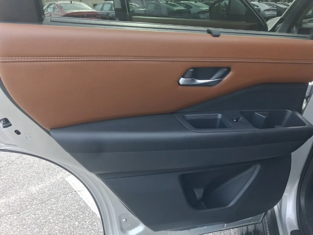 Used 2022 Silver Nissan Platinum image 29