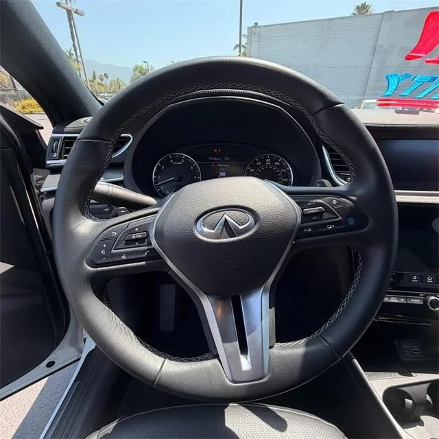 Used 2025 White INFINITI LUXE image 18