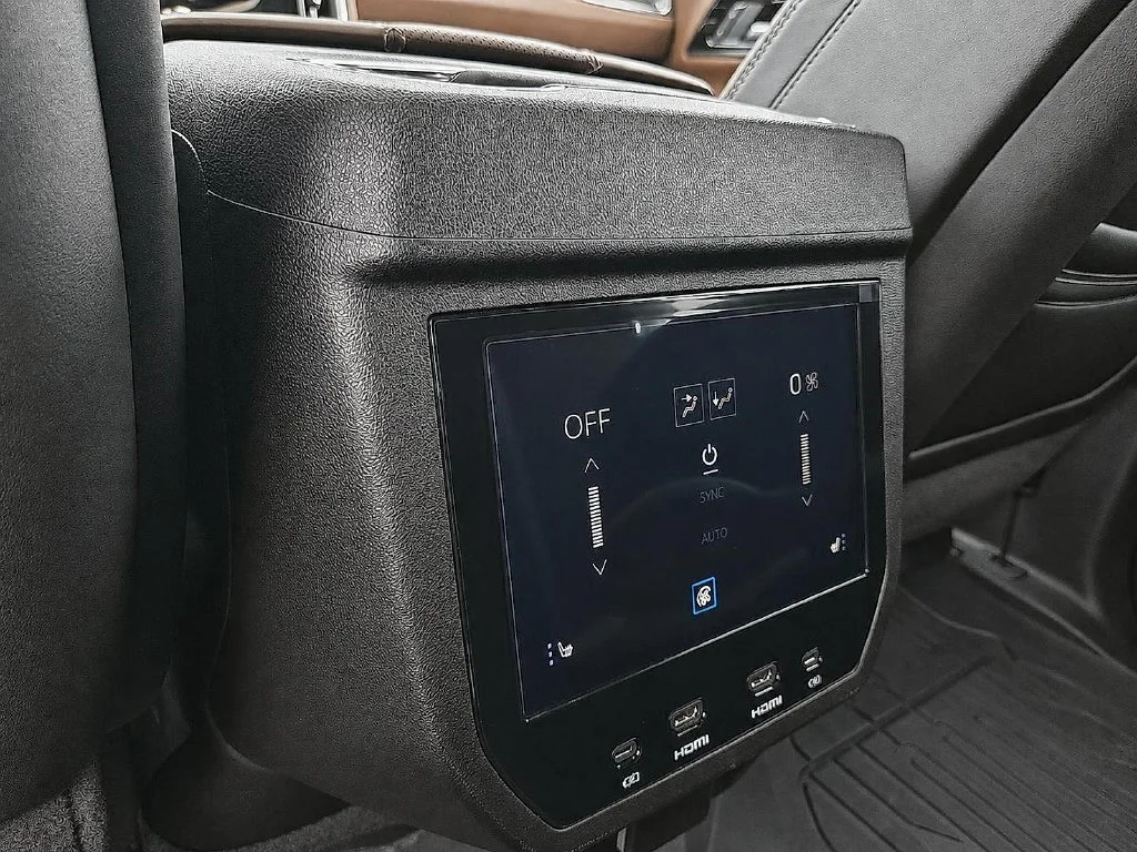 2026 GMC Yukon XL Denali Ultimate - Photo 11