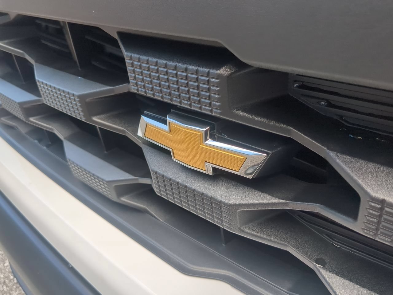 New 2026 Summit White Chevrolet WT image 29