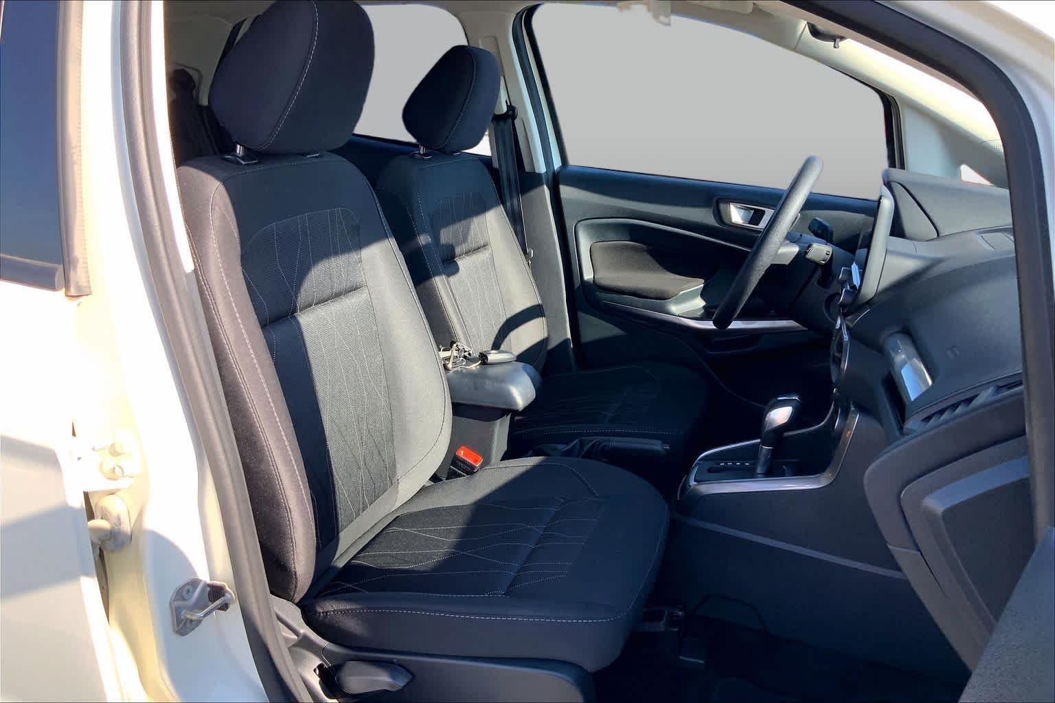 Used 2022 Diamond White Ford SE image 9