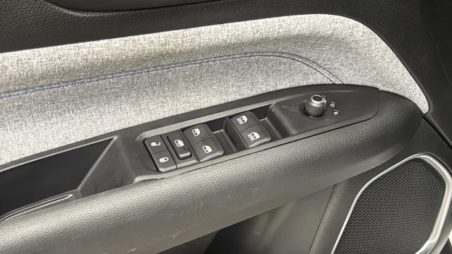 Used 2022 Bright White Clearcoat Jeep Latitude image 19