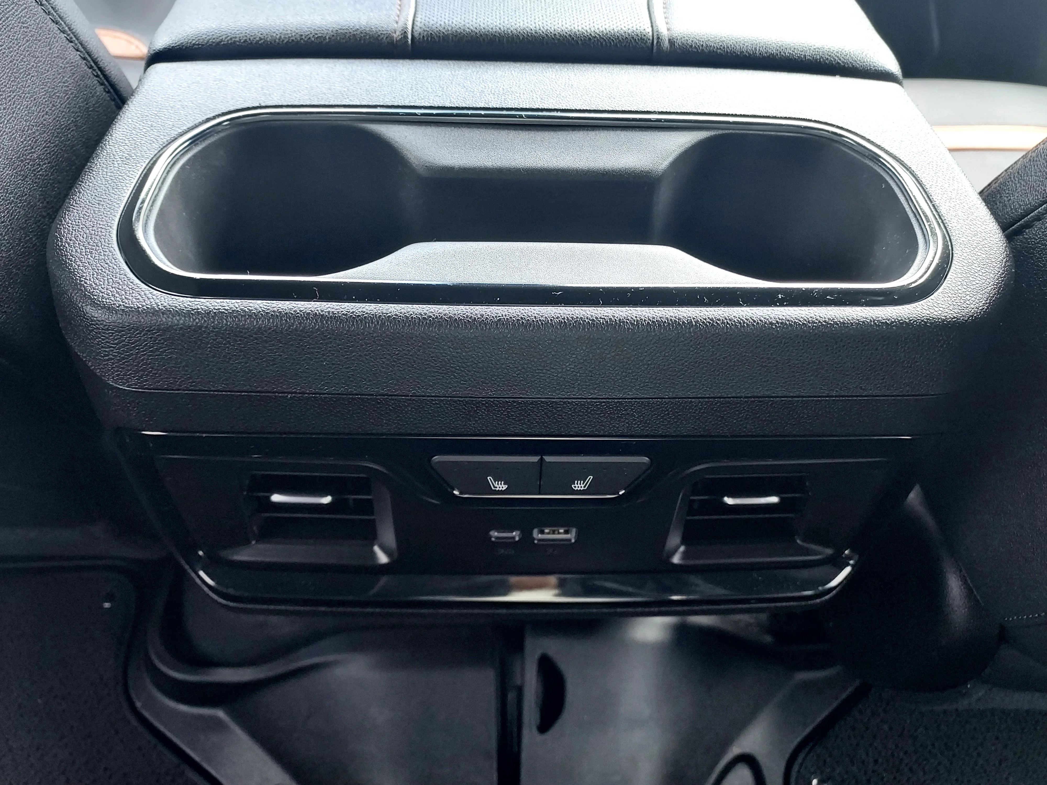 Used 2024 Summit White GMC AT4 image 18