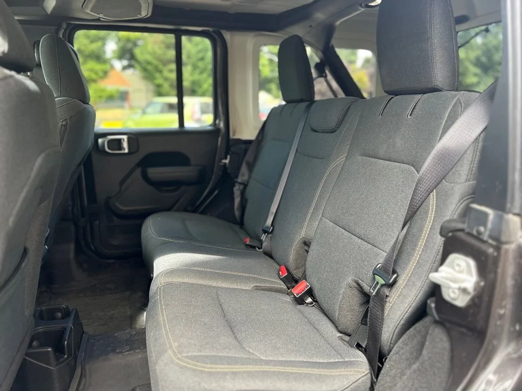 Used 2018 Crystal Metallic Jeep Unlimited Rubicon image 16