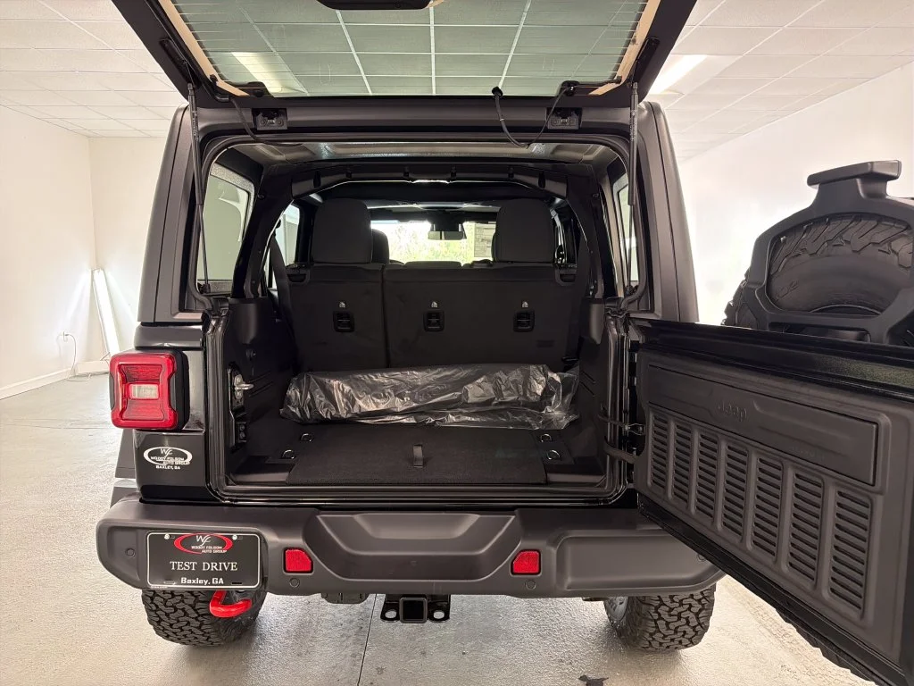 New 2027 Black Clear-Coat Paint Jeep Rubicon image 7