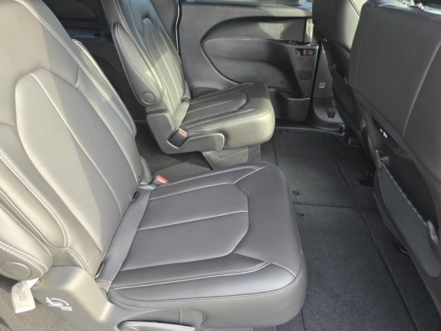 New 2026 Bright White Clear-Coat Exterior Paint Chrysler Select image 30