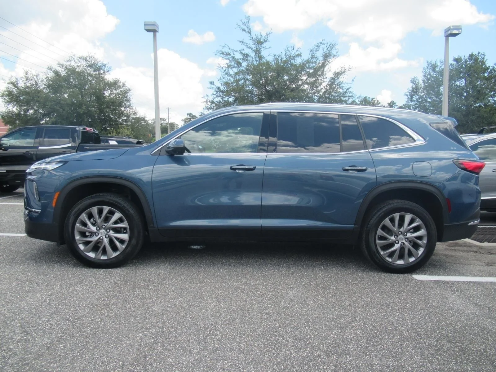 Used 2025 Blue Buick Preferred image 4