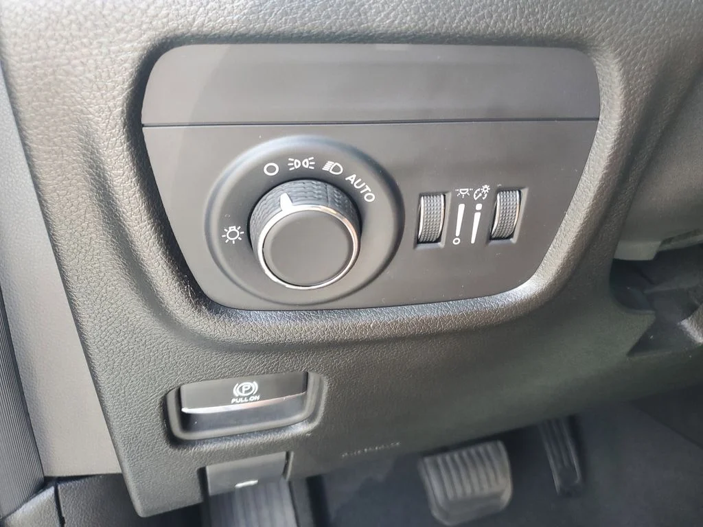 Used 2024 White Jeep Altitude image 22