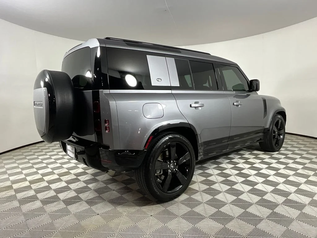 Used 2024 Gray Land Rover X-Dynamic SE image 4