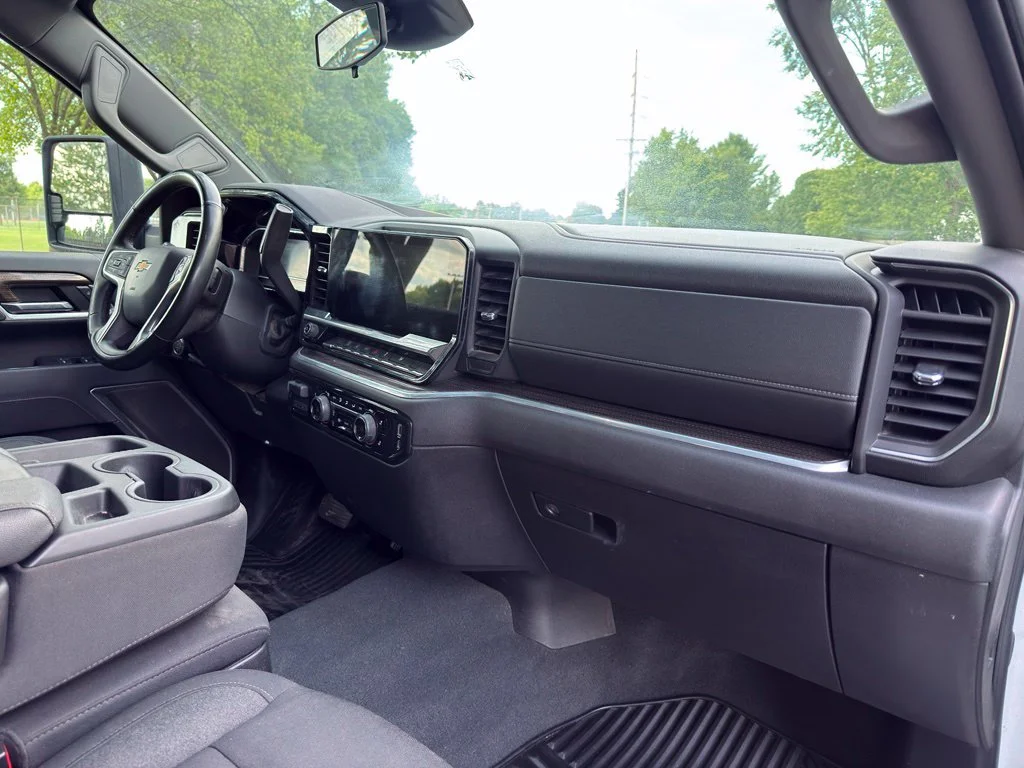 Used 2025 White Chevrolet LT image 27