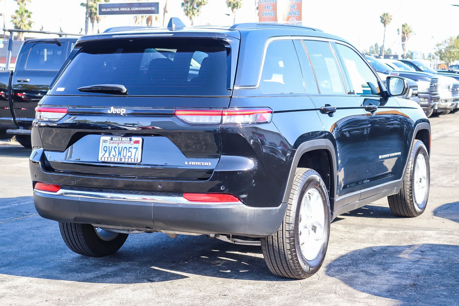 Used 2025 Diamond Black Crystal Pearlcoat Jeep Laredo X image 4