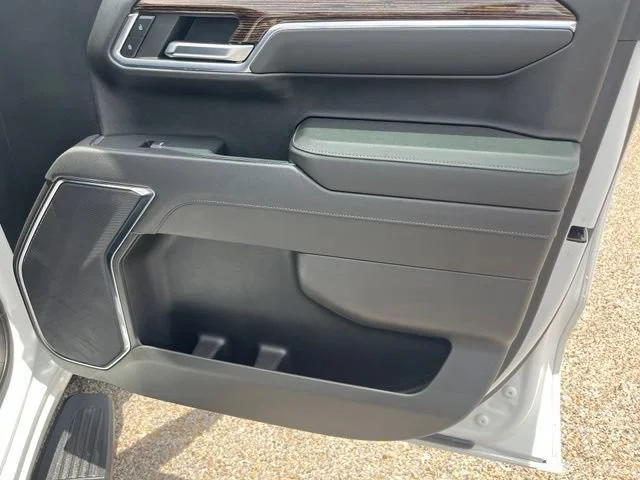 Used 2024 Summit White GMC Elevation image 28