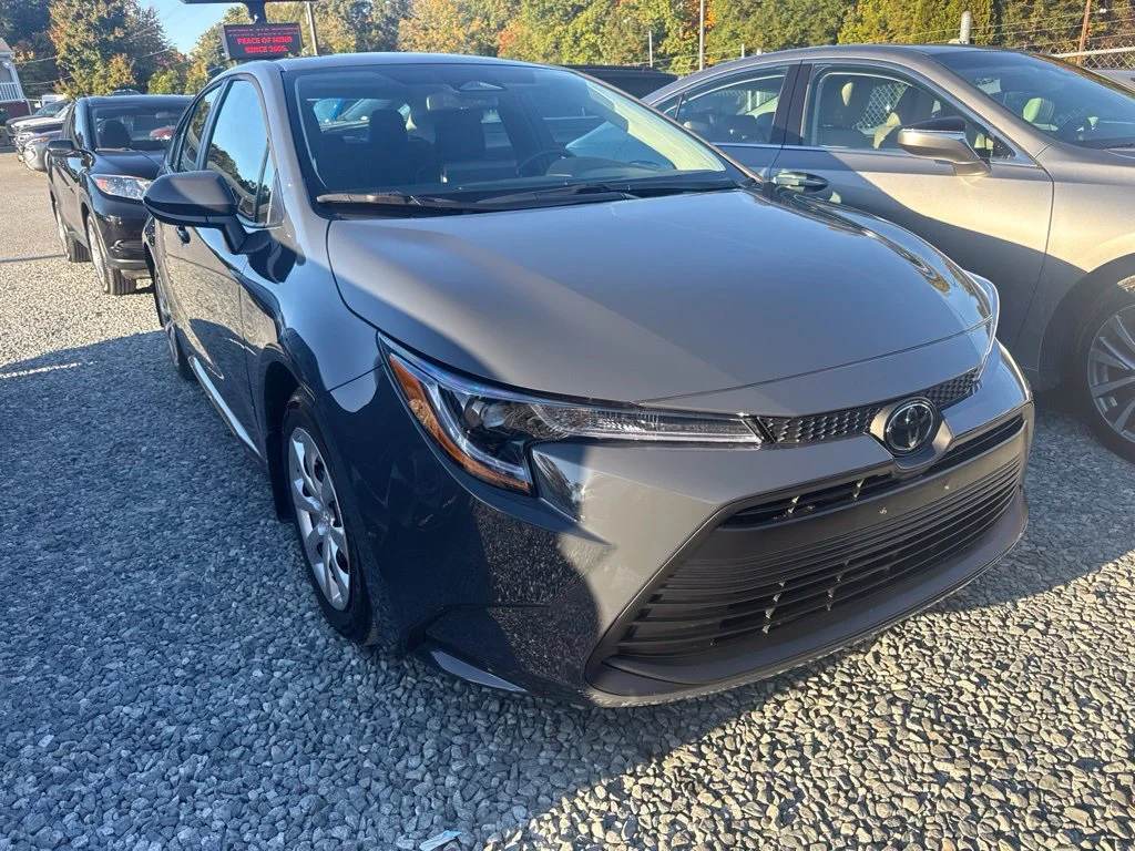 Used 2027  Toyota LE image 2