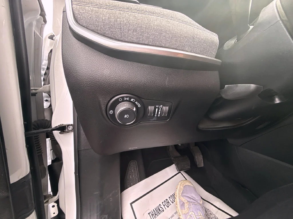 Used 2024 White Jeep Latitude image 17