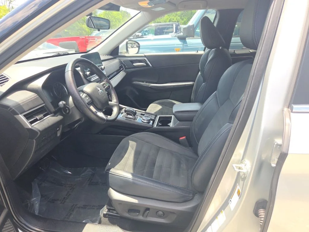 Used 2024 Gray Mitsubishi SE image 3