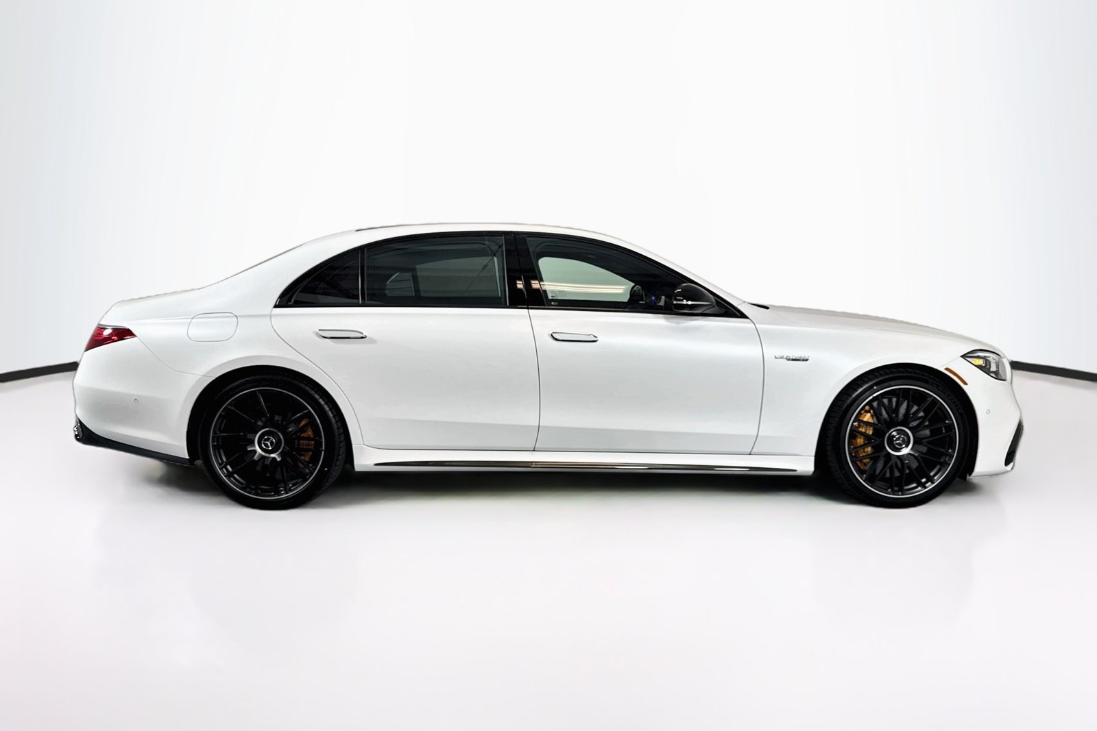 New 2026 MANUFAKTUR Moonlight White Magno Mercedes-Benz AMG® S 63 E image 4