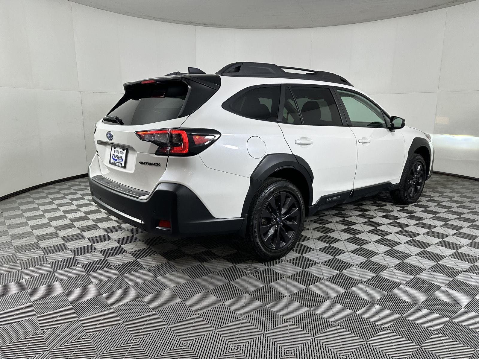 Used 2025 Crystal White Pearl Subaru Onyx Edition image 9
