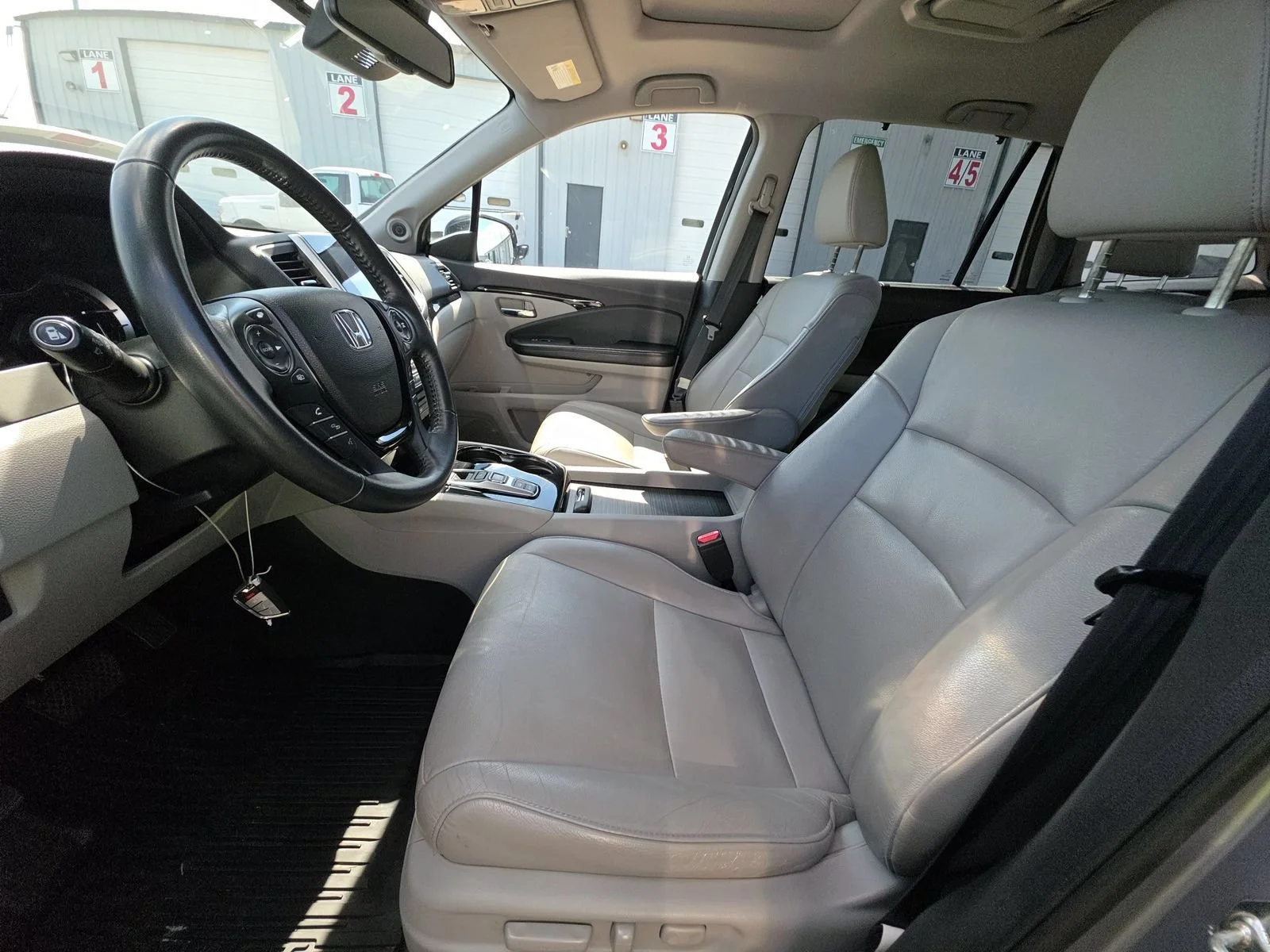 Used 2017 Lunar Silver Metallic Honda Touring image 8