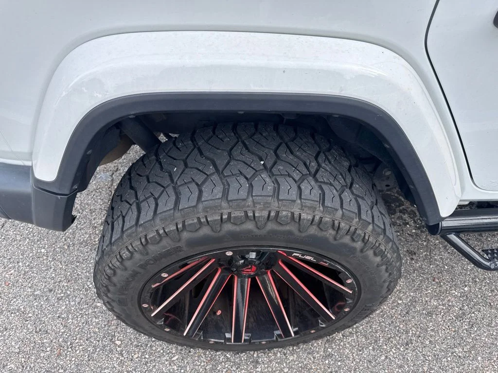 Used 2020 White/off-white Jeep Unlimited Sahara image 9