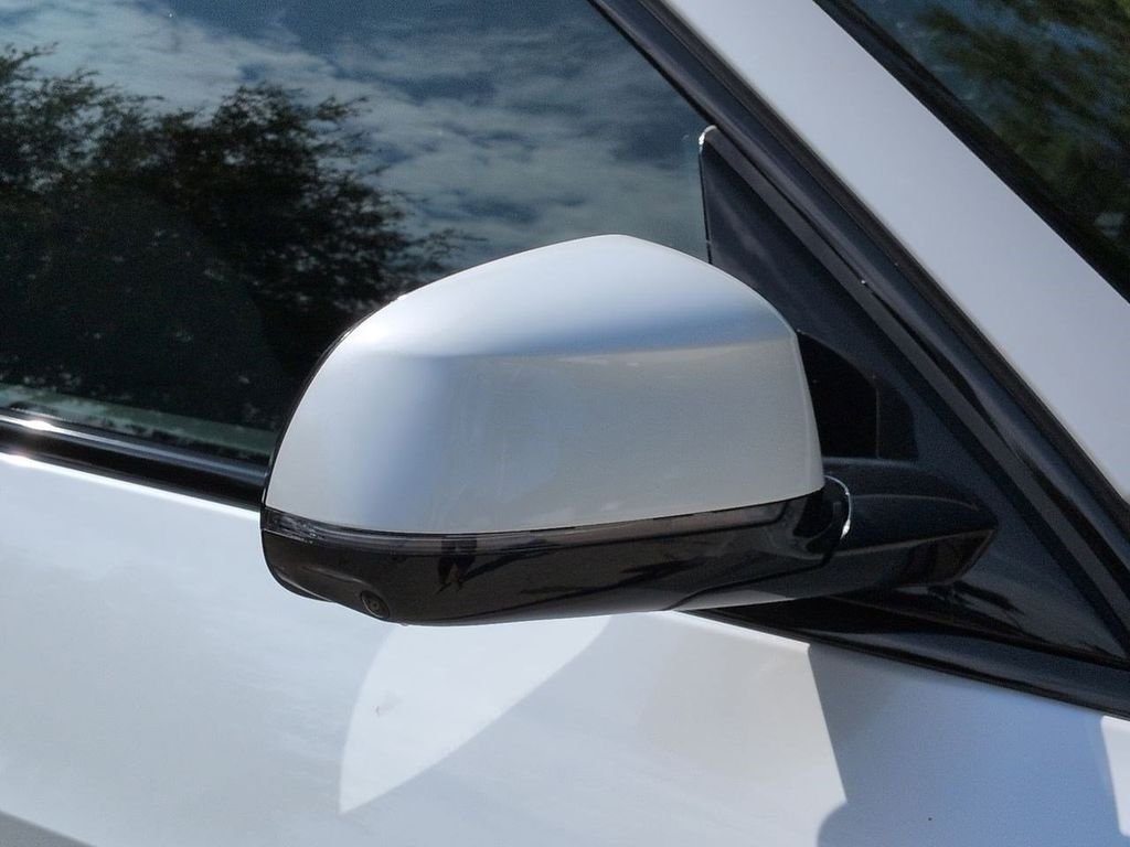 New 2026 Mineral White Metallic BMW xDrive40i image 12