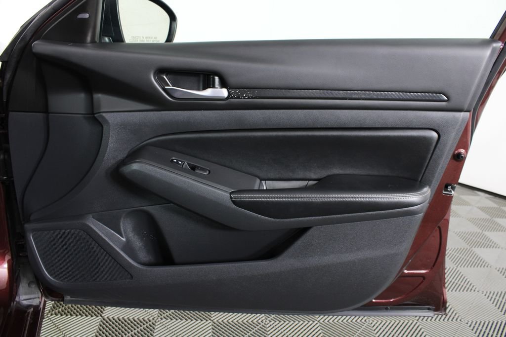 Used 2025 Red Nissan 2.5 SV image 8