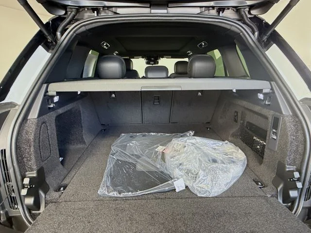 New 2026 Fuji White Land Rover SE image 28