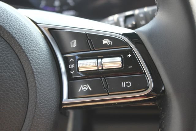 Used 2024 White Kia S image 17