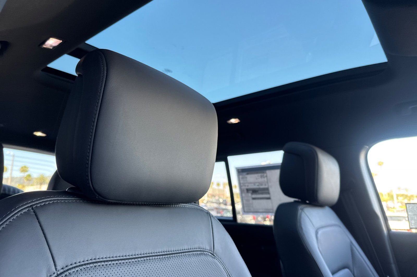 New 2026 Santorini Black Land Rover X-Dynamic SE image 18