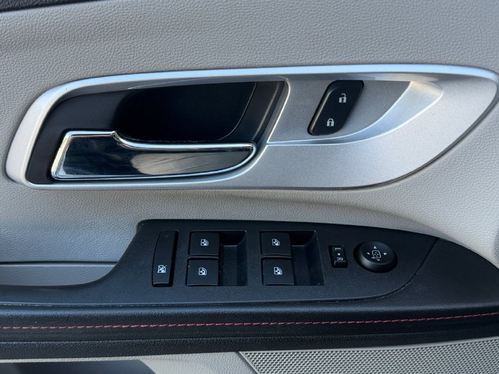 Used 2015 SUMMIT WHITE Chevrolet LT image 29