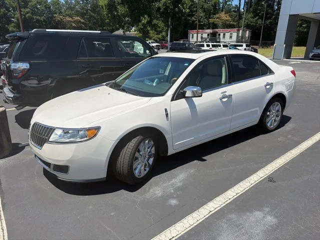 Used 2011 White Lincoln Base image 4