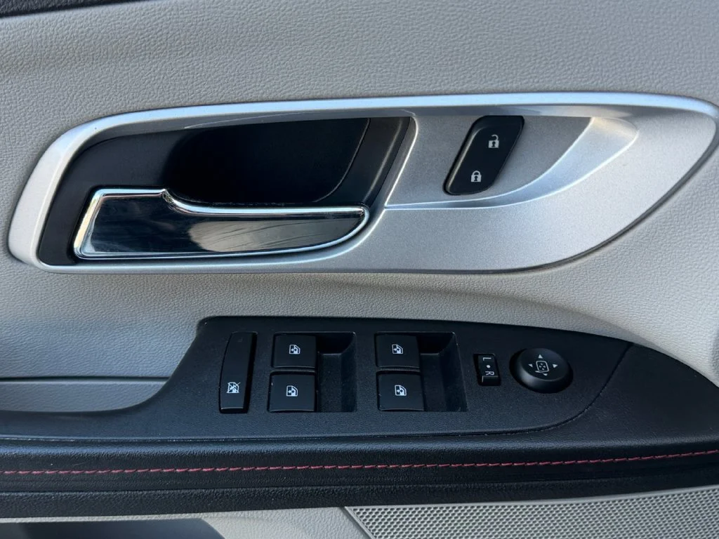 Used 2015 SUMMIT WHITE Chevrolet LT image 29