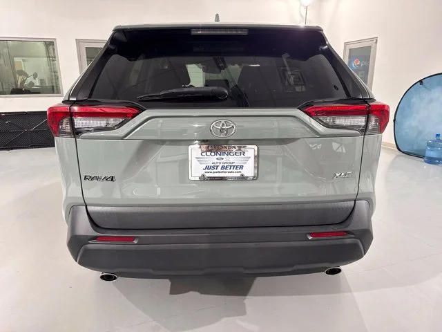 Used 2023  Toyota XLE Premium image 8