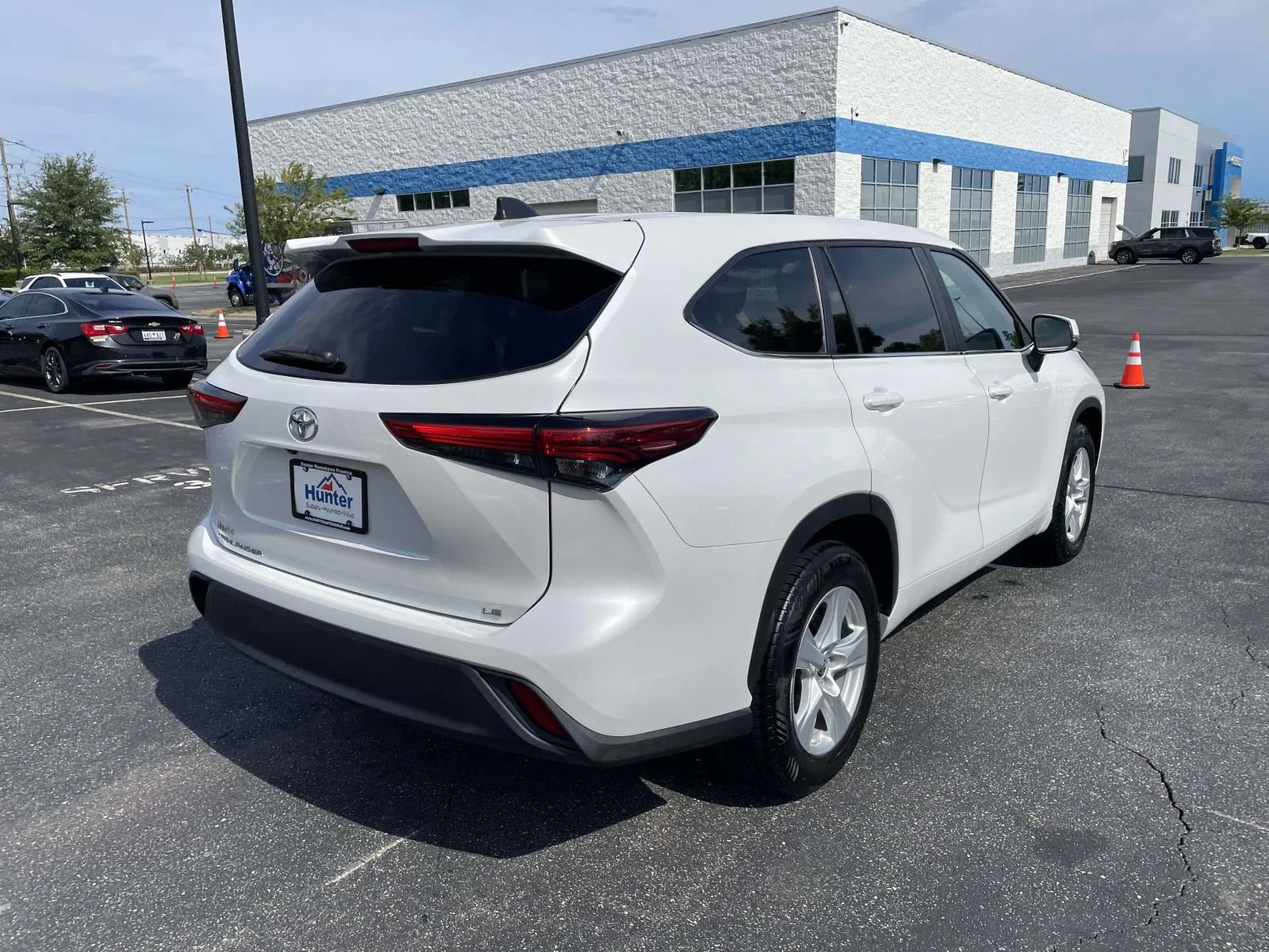 Used 2023 Off-white Toyota LE image 6