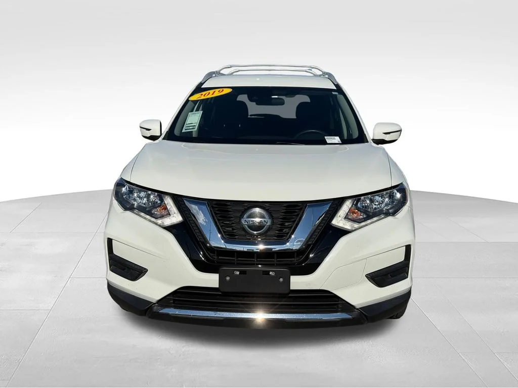 Used 2019 White Nissan S image 27