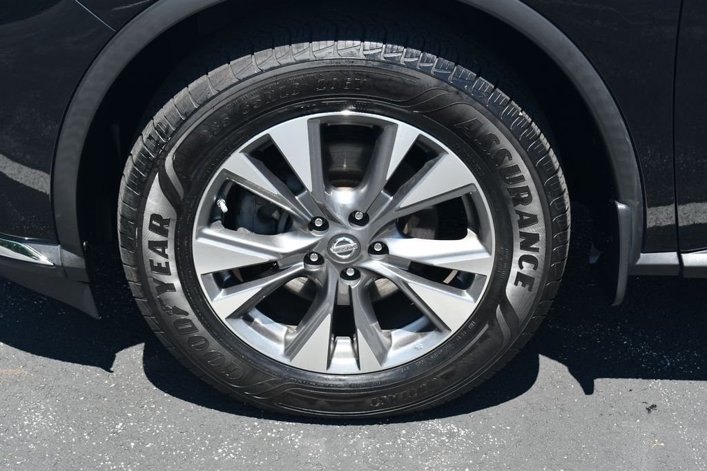 Used 2016 Magnetic Black Nissan SL image 9