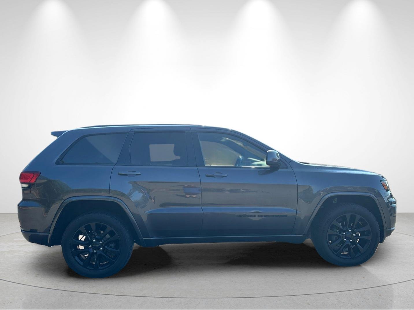 Used 2020 Granite Crystal Metallic Clearcoat Jeep Altitude image 6