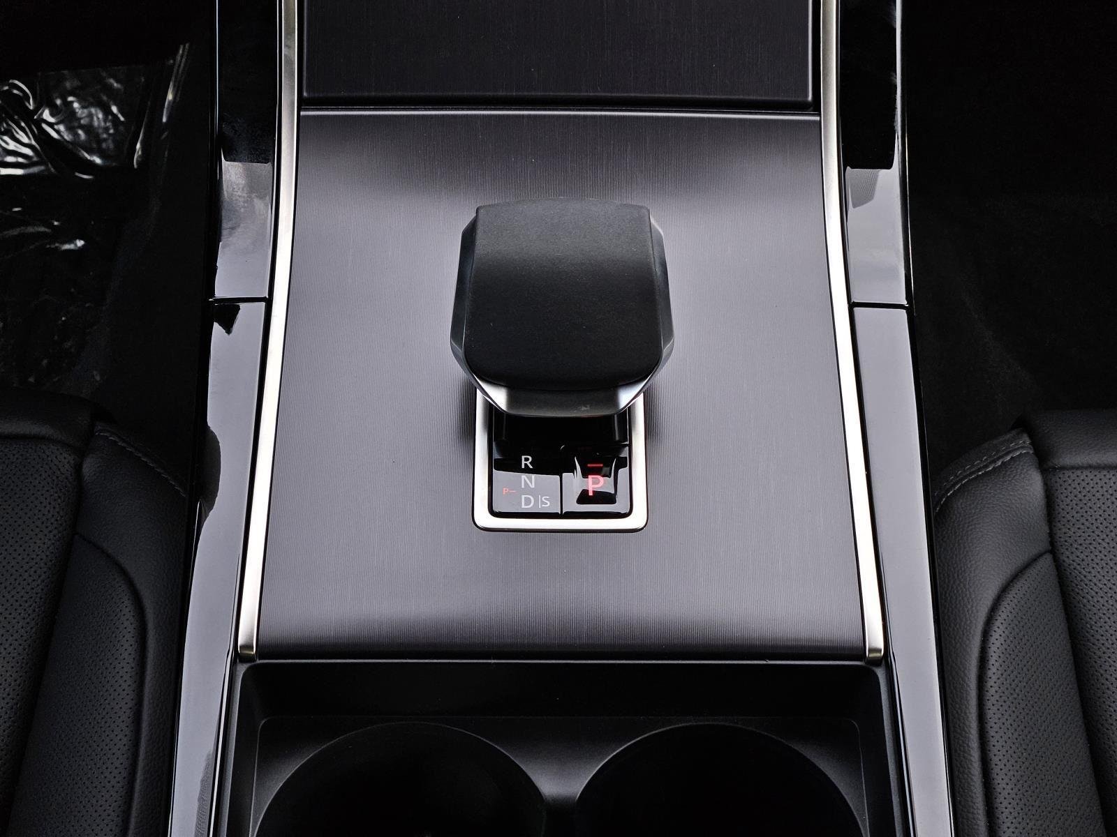 New 2026 Santorini Black Land Rover Dynamic SE image 33