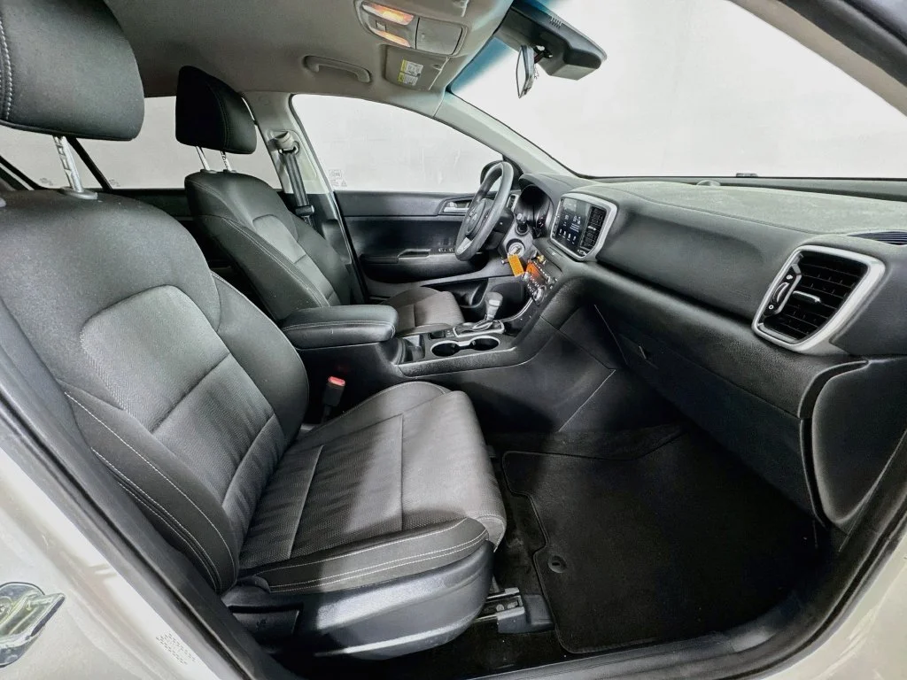 Used 2022 White Kia LX image 33