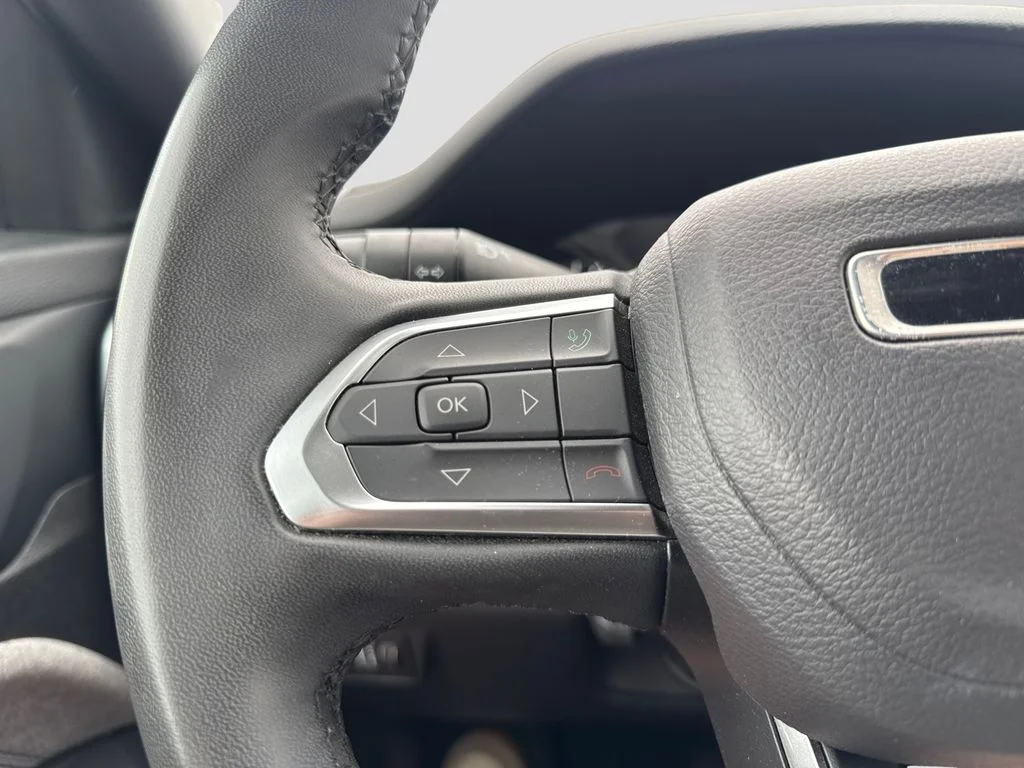 Used 2024 White/off-white Jeep Latitude image 14